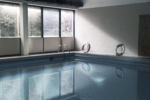 Pourquoi ai-je du calcaire sur le revêtement de ma piscine ? Tendance Piscine